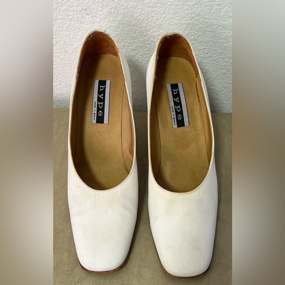 An 8.5B used pair of Hype Made in Spain Square Toe Block Heel White Leather Pump